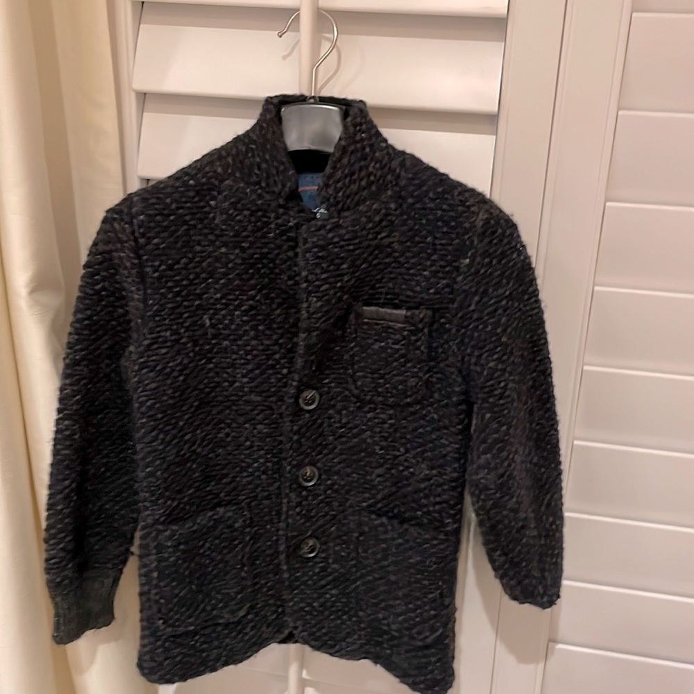 Button up boys wool/polyester coat. Never worn. Heather Gray. Size 4-5.